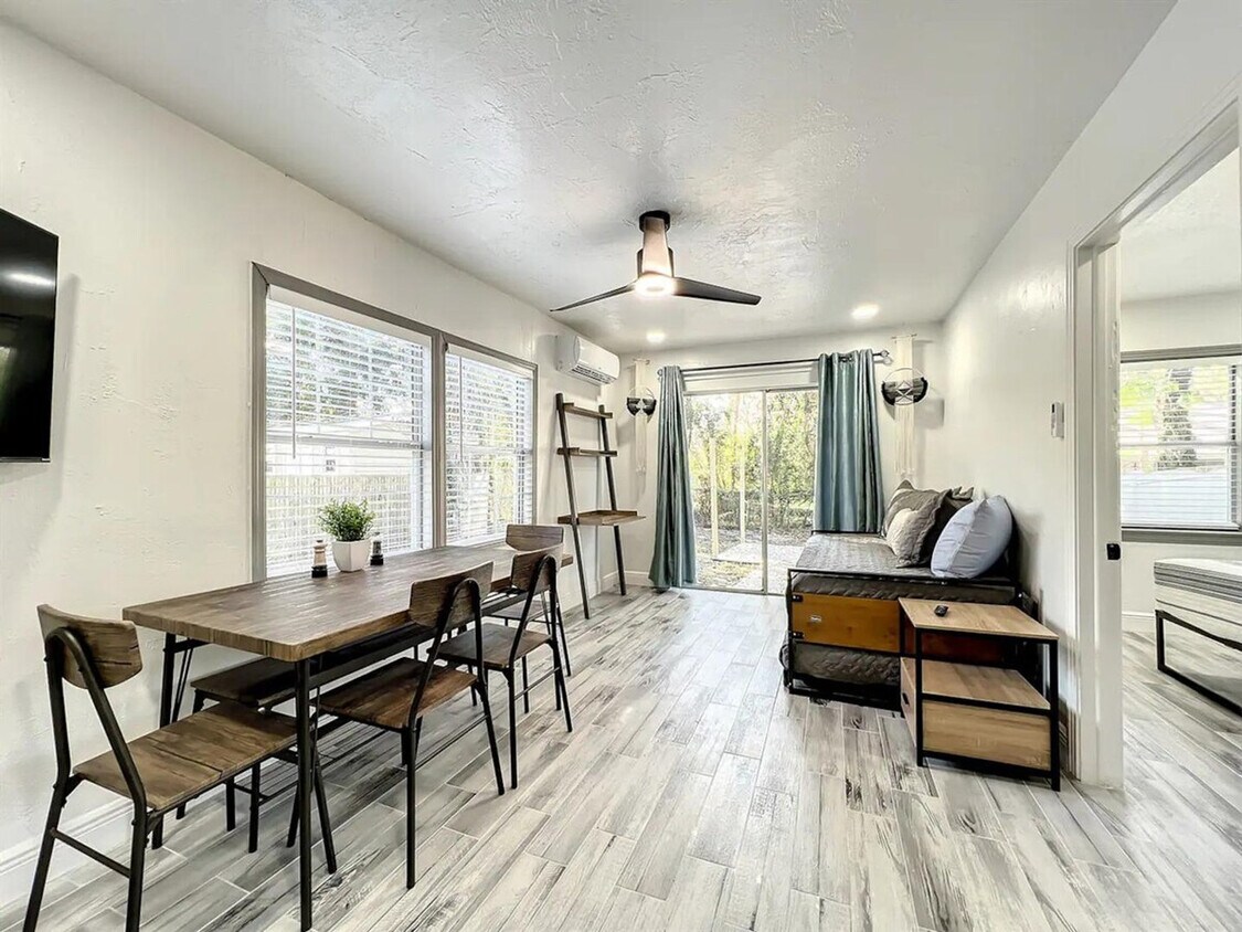 Foto principal - 2317 Homeland St