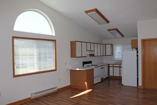 Foto del edificio - Two-Bedroom Townhome with Private Entrance, Garage & In-Unit Laundry