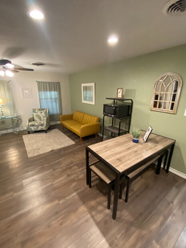 Foto del edificio - Room in House on Mark St