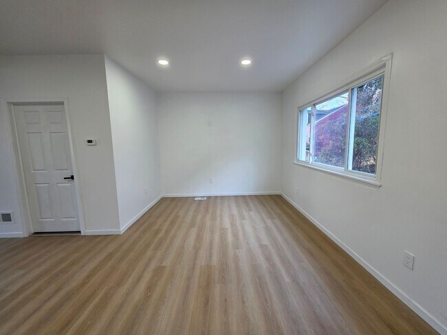Foto del edificio - Fully Rehabbed 3 bedroom 2 bathroom house ...