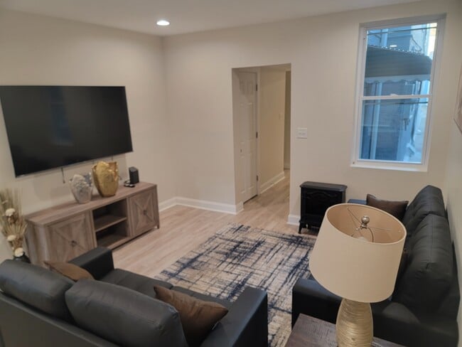 Building Photo - 401 S Ann St