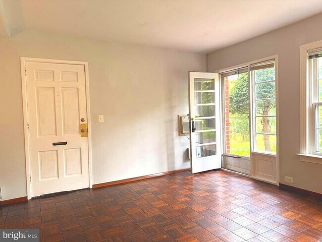 Foto del edificio - 3211 Ravensworth Pl