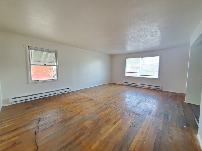 Building Photo - 657 Linden Dr
