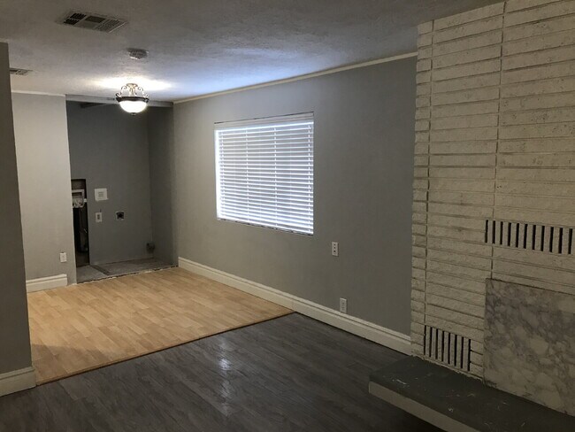 Building Photo - "Spacious 2-Bed, 2-Bath Condo Retreat in S...