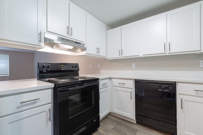 Three Bedroom Kitchen - Stone Creek Apartments at Oregon City