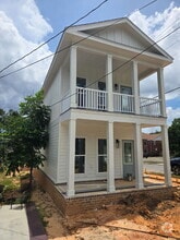 Building Photo - 923 W Belmont St