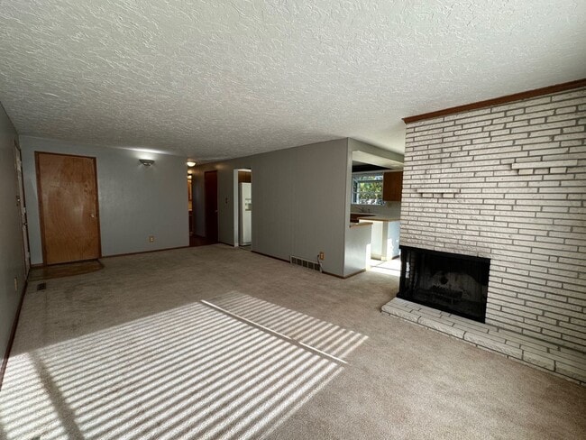 Building Photo - Northwest Area 3 Bedroom 2 Bath Rancher