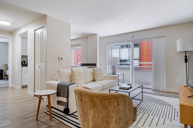 Building Photo - 526 Yale Ave N