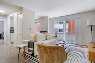 Building Photo - 526 Yale Ave N