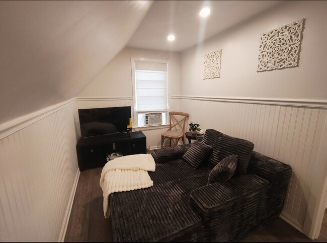 Building Photo - 12 York Ave