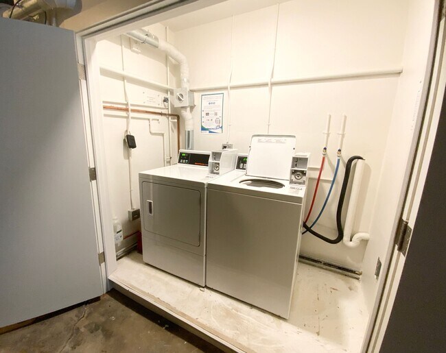 Foto del edificio - REMODELED and Spacious.  IN-UNIT LAUNDRY! ...