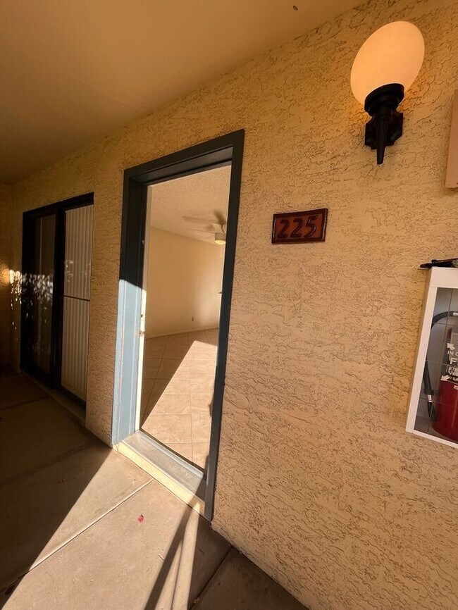 Foto del edificio - 1201 S McClintock Dr