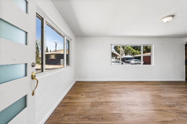 Building Photo - 442 Lightcap St