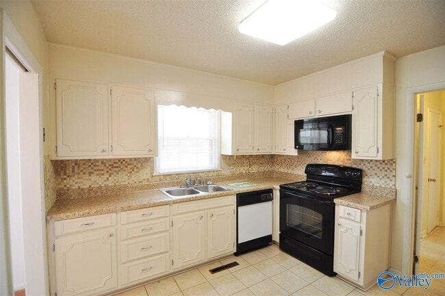 Building Photo - 2505 Lancelot Dr SE