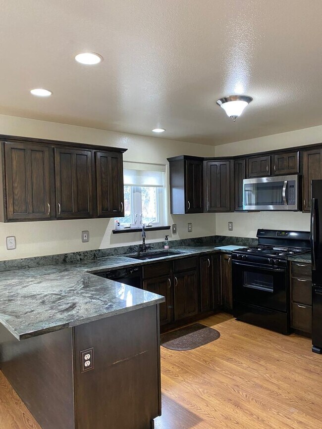 Building Photo - Beautiful Townhome in Dakota Meadows!