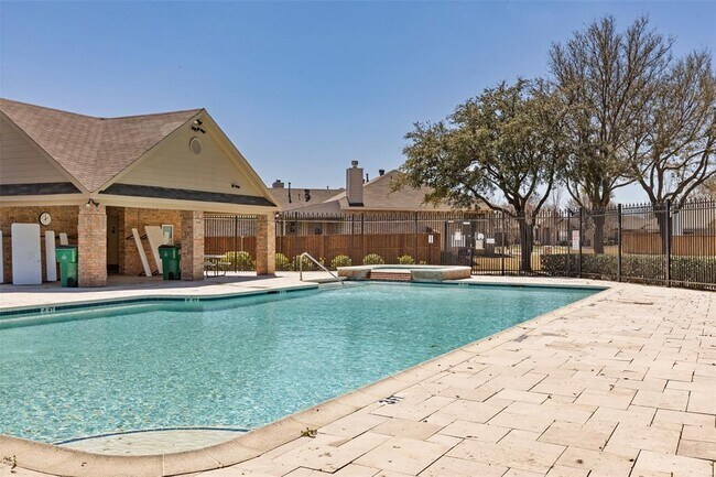 Building Photo - 10810 Camelot Dr