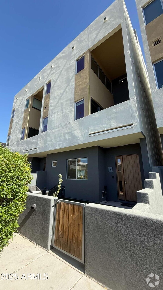 Building Photo - 3150 E Glenrosa Ave