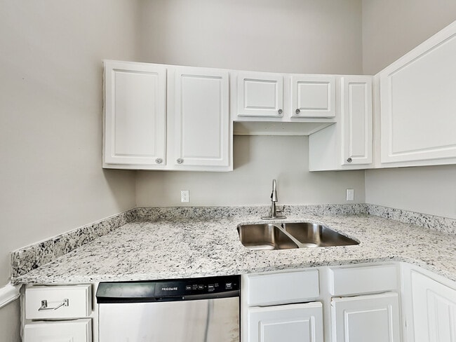 Building Photo - 136 Pecan Dr