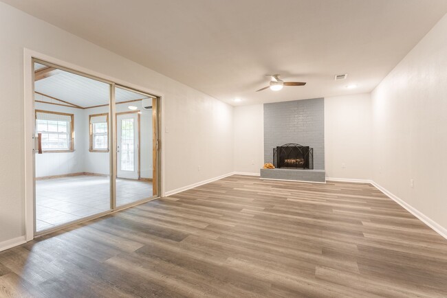 Building Photo - Beautiful Conway Smoking Oaks Home