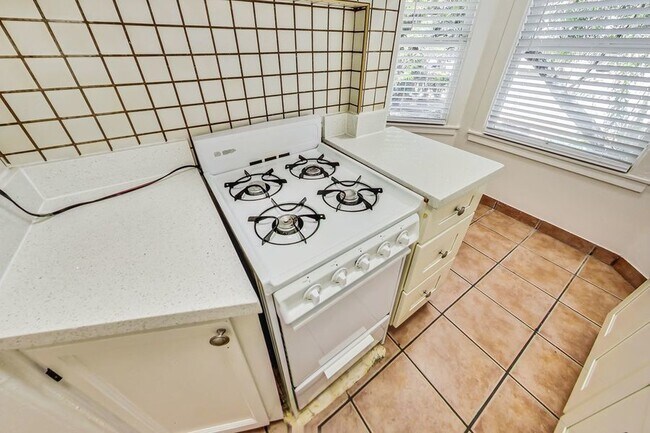 Building Photo - 1 Bedroom  1 Bath in Downtown San Jose