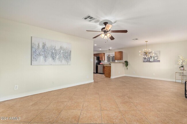 Building Photo - 1422 W Orange Dr