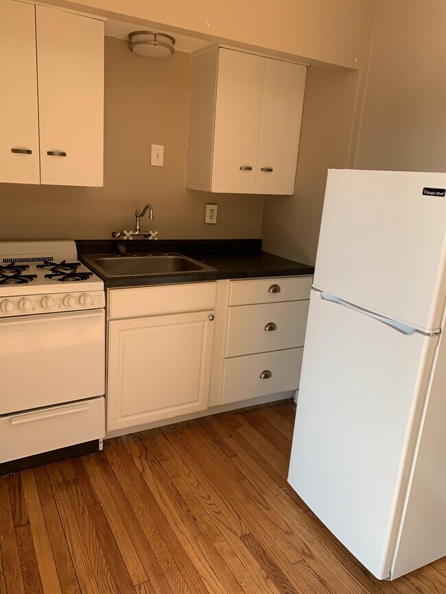 Building Photo - 114 N Spring St