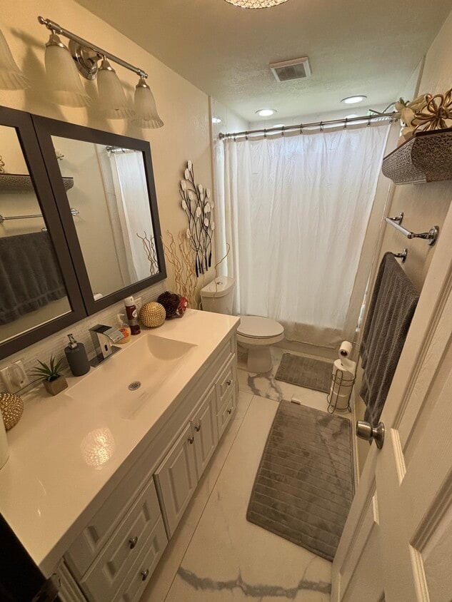Foto principal - 1584 Stanford Ct