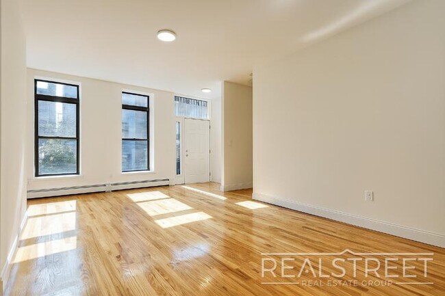 Building Photo - Charming 2 Bed 1.5 Bath Upper Duplex in Bushwick with Garden