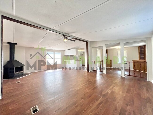 Building Photo - 2413 S Lake Dr