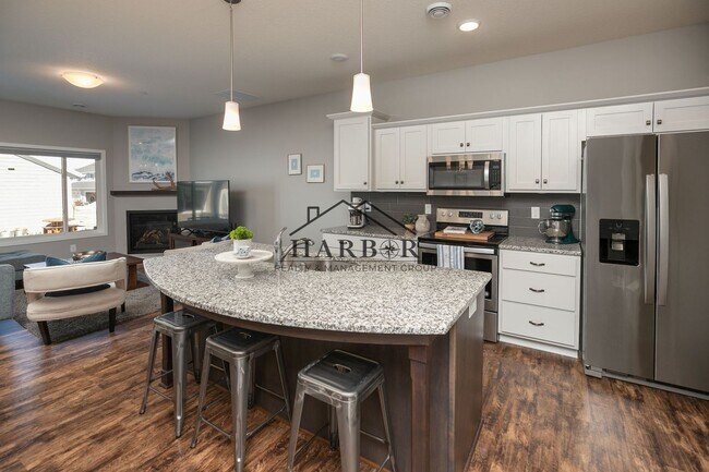 Foto del edificio - Contemporary 3 Bedroom Towhome in NW Rochester