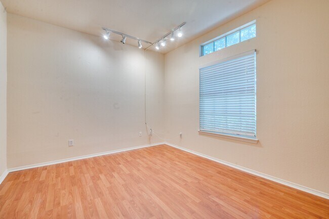 Foto del edificio - 7909 Country Home Dr