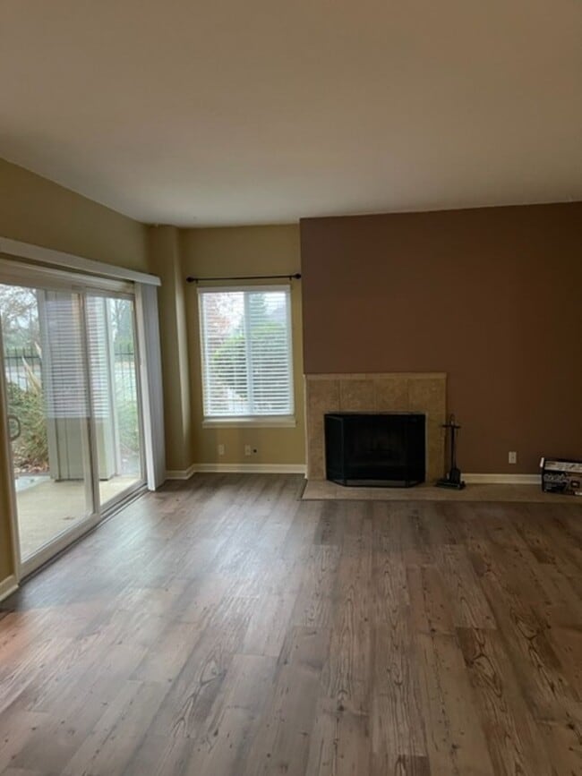 Building Photo - Beautiful Bottom Floor Unit in Ridgecrest Condos! Month to Month Lease!