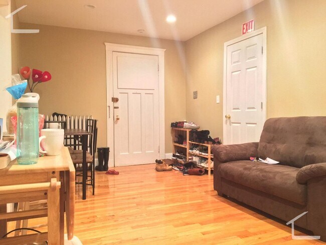 Foto del edificio - HOT BROOKLINE LISTING!!!!!