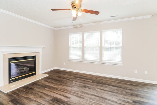 Foto del edificio - 5527 Whispering Wind Ln
