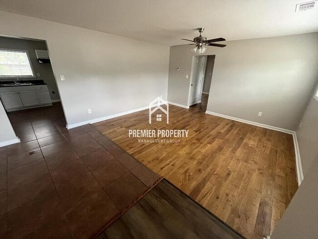 Photo - 934 E Holmes Rd House