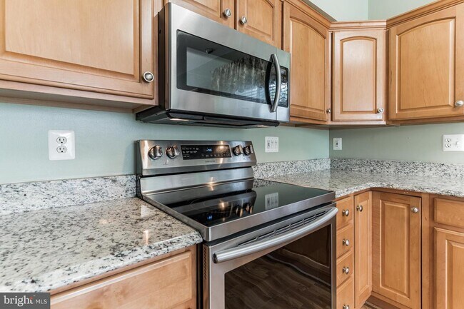 Building Photo - 1025 Simsbury Ct