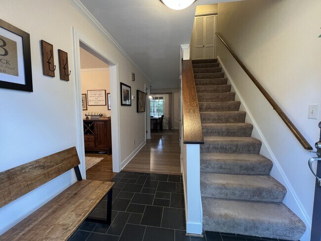 Foto del edificio - Beautifully Remodeled Colonial in James La...