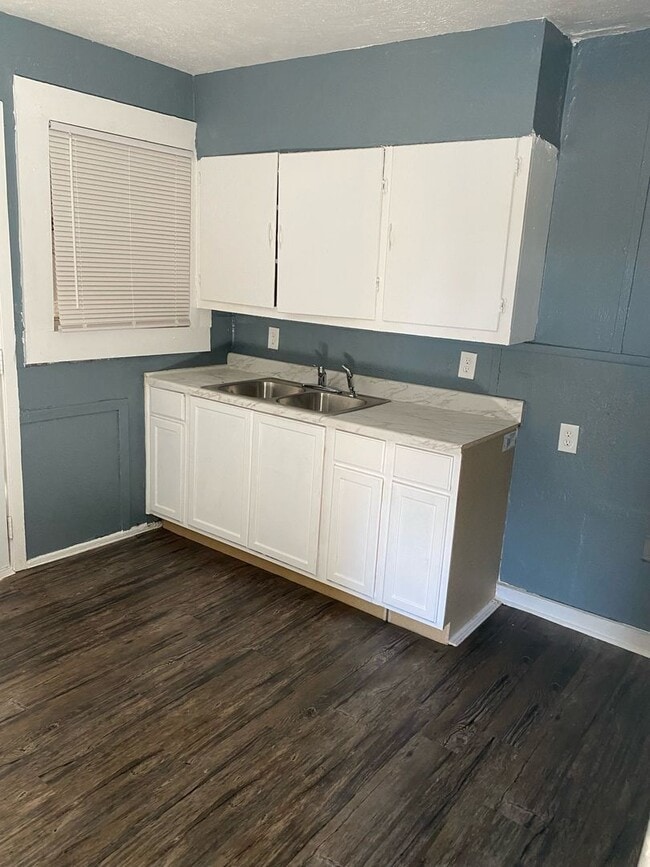 Building Photo - Newly Reduced Price! 2 Bedroom 1 Bath; Se Habla Espanol