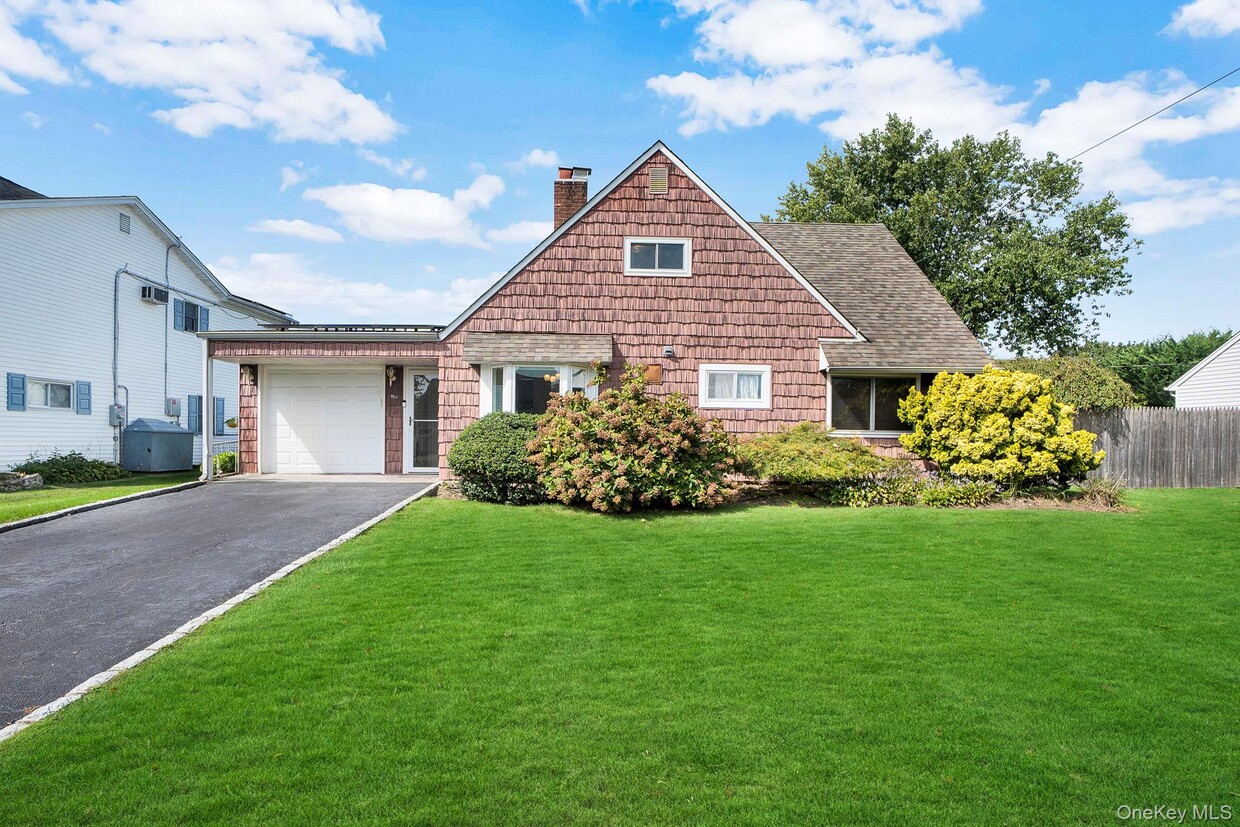 Primary Photo - 6 Cinder Ln