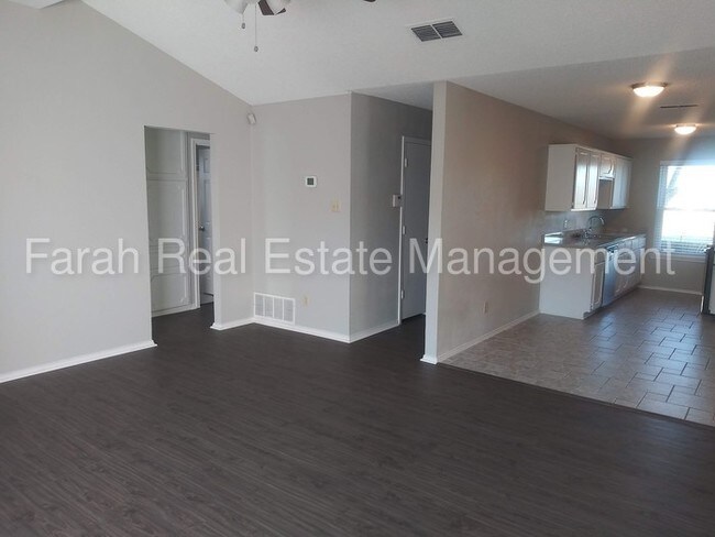 Building Photo - 909 S Las Vegas Trail