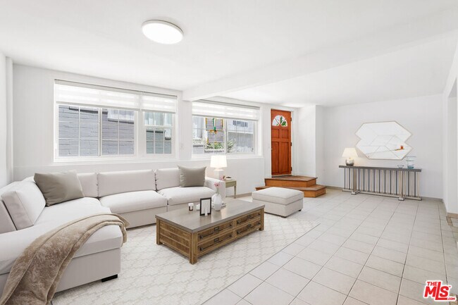 Foto del edificio - 1635 S Beverly Glen Blvd