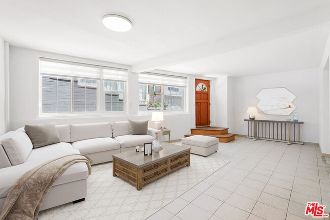 Foto del edificio - 1635 S Beverly Glen Blvd