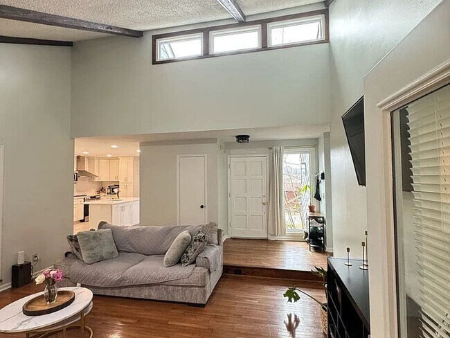 Building Photo - Beautiful 3 Bed 2 Bath Home in Nashville - With Enclosed Back Patio
