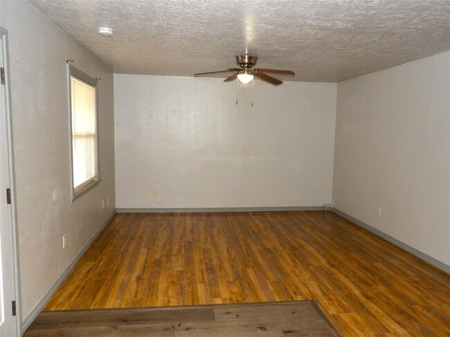 Building Photo - 505 Oak Ave