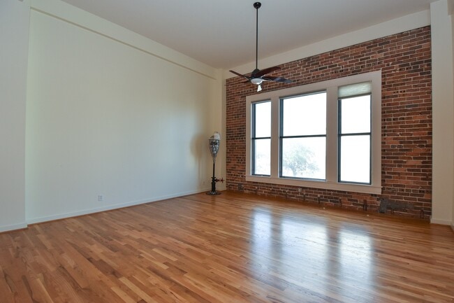 Building Photo - 915 Franklin St