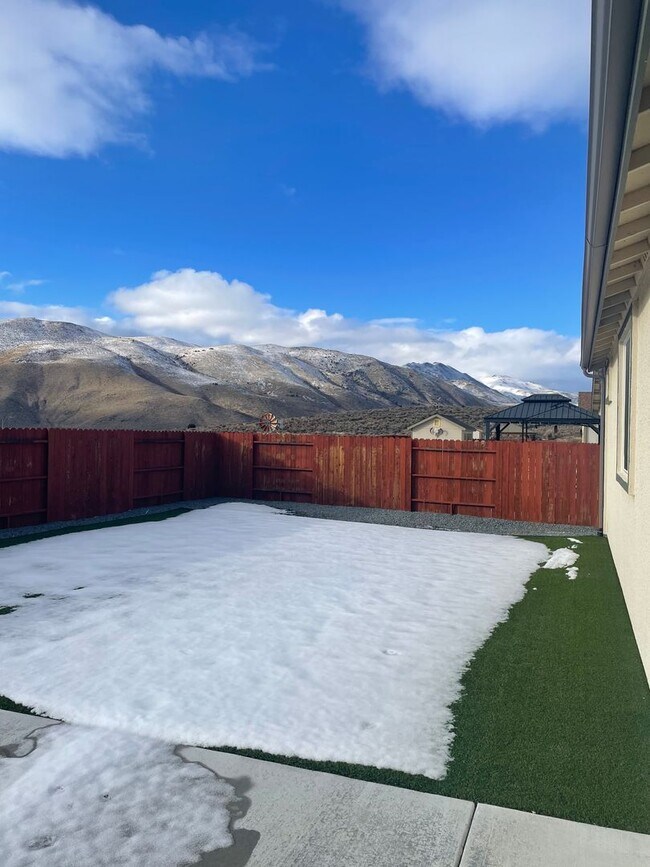Building Photo - Unobstructed mountain views