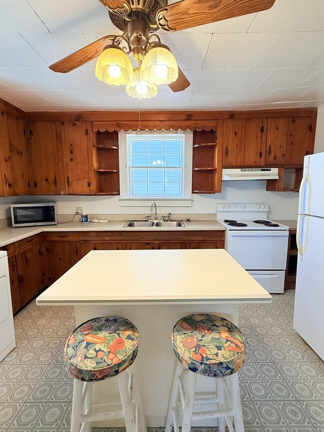 Building Photo - ADORABLE cottage close to everything!