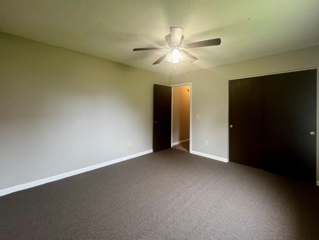 Building Photo - 3326 Kendale Dr