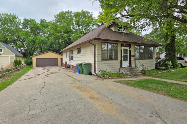 909 6th Ave Side - 909 6th Ave