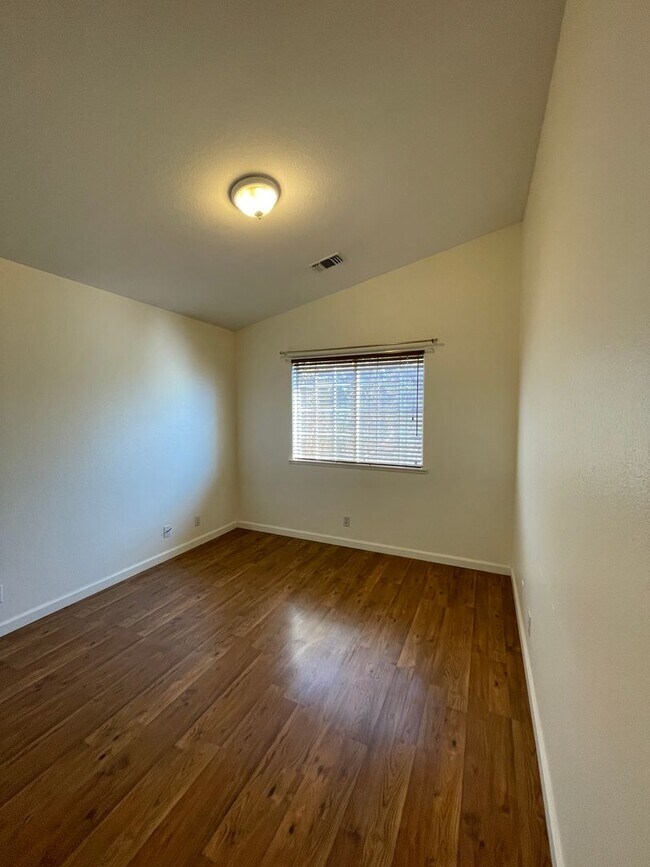 Foto del edificio - Beautiful 3 Bedroom 2 Bath Single Family Home Available 10/15/2025